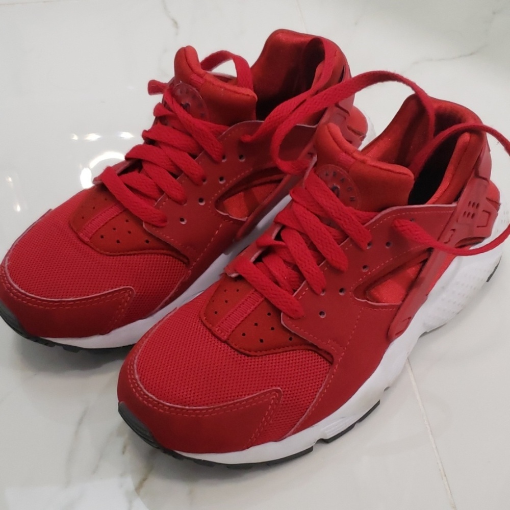 Like new 5.5 youth hurraches.